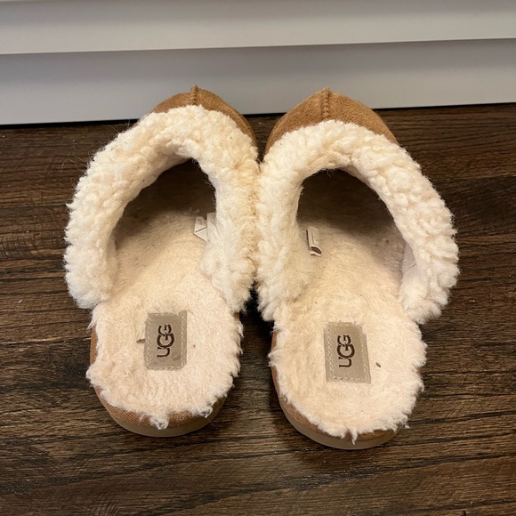 UGG Slippers girls size 4 - Picture 4 of 6